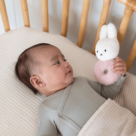 Miffy Fluffy Roza zajček z ropotuljico